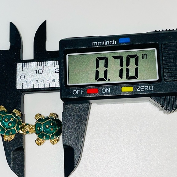 KJL Kenneth Jay Lane Green Enamel Turtle Link Bracelet Gold Tone w/ Box  & Pouch - Picture 16 of 16